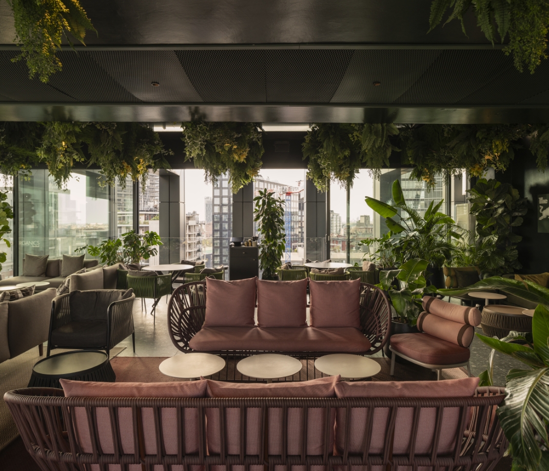 ORGANICS SkyGarden — interno con vegetazione